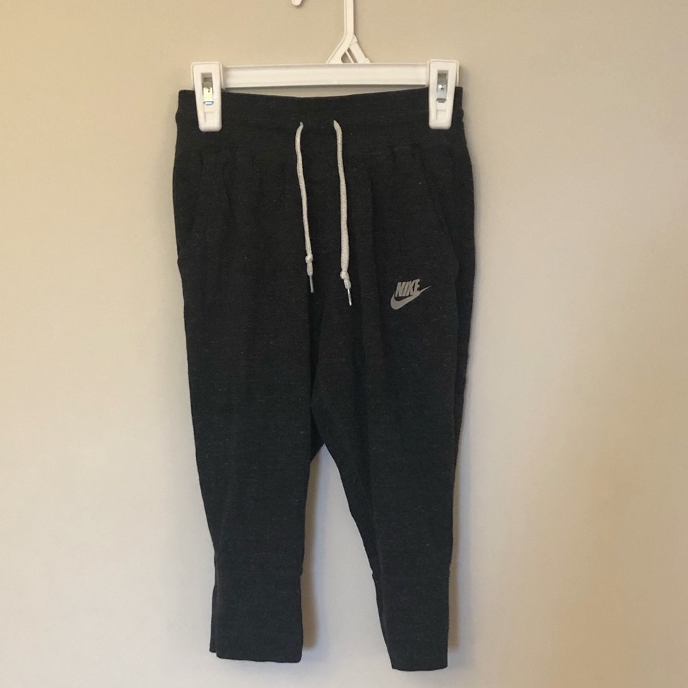 Girls Nike cropped jogger